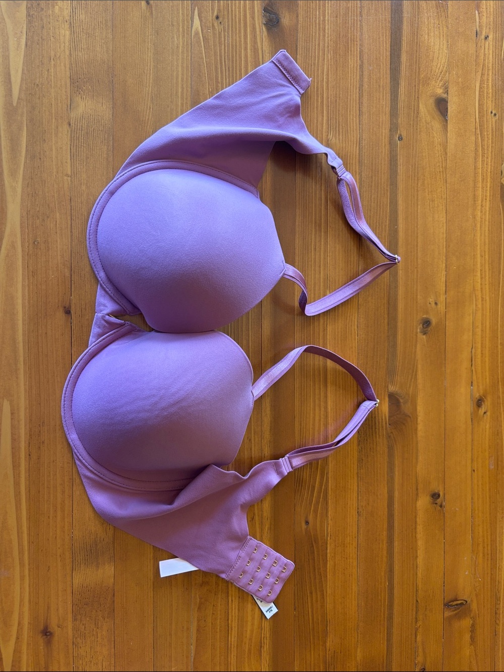 Victoria's Secret Lavender lightly lined bra size 34DDD. Excellent condition.